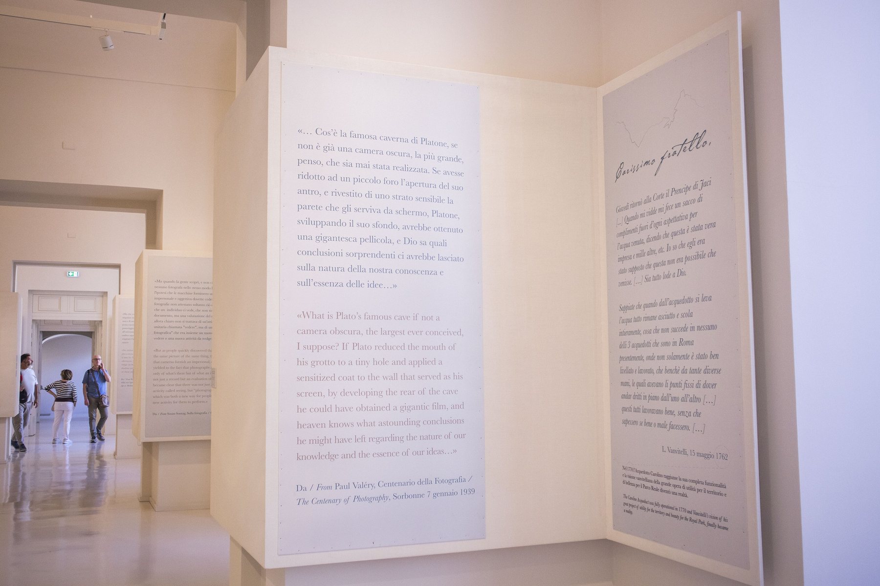 卡塞塔王宫展厅：两面展板写满大段文字，远处的游客径直走过，没人停下来读
